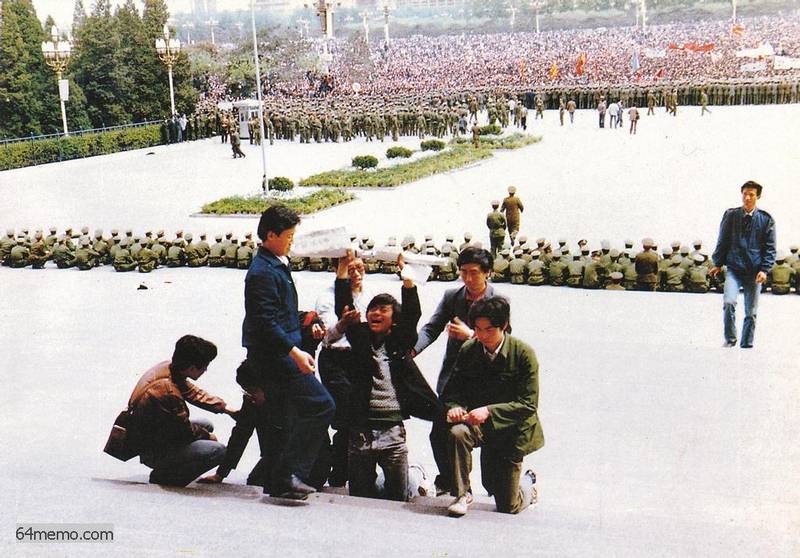 Studenter på trappan till Folkets stora sal bid Himmelska fridens torg, Peking, i ett försök att överlämna deras lista med reformförslag till regeringen 1989
