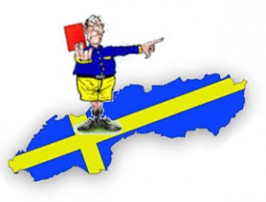 Domare med rött kort ståendes på gul och blå Sverigekarta.