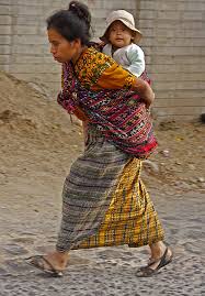 Kvinna bär barn
