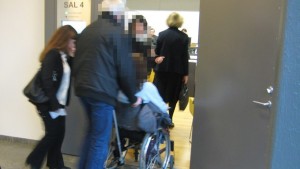 Marina vårdades fortfarande på sjukhus och kom till rätten i rullstol. Foto: Viktoria Svedlund / P4 Skaraborg Sveriges Radio